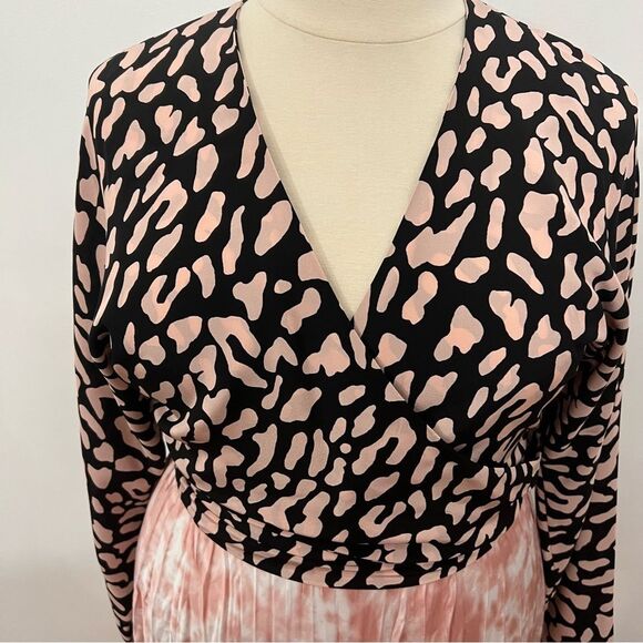 Diane Von Furstenberg (DVF) 100% Silk Pink and Black Leopard print wrap top -- L - Picture 5 of 13